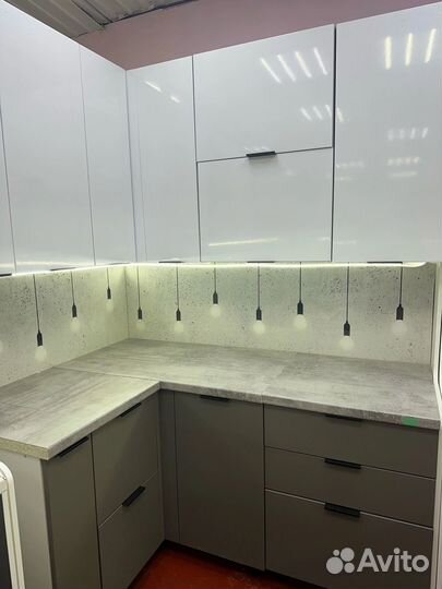 Угловая кухня в наличии