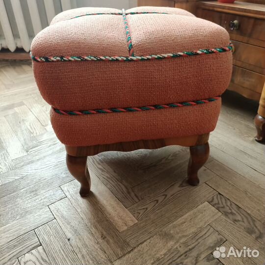 Трюмо и пуф