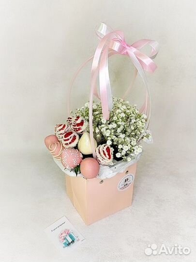 Клубника в шоколаде и гипсофила. Букет из клубники