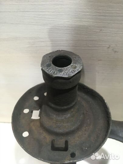 Кулак поворотный передний Ауди 80 Б4