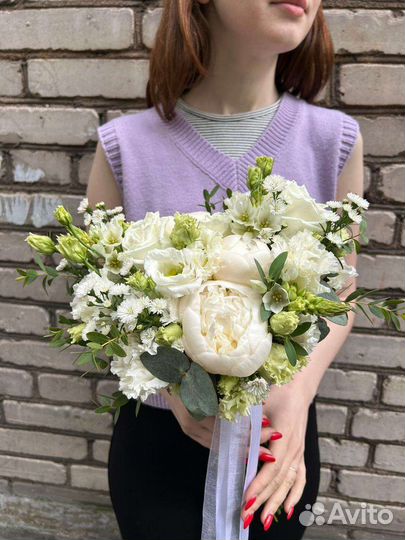 Раскидистый букет невесты в бело-зелёной гамме