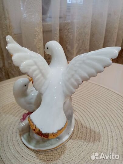 Фарфоровая статуэтка голуби