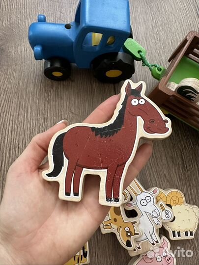 Синий трактор с прицепом