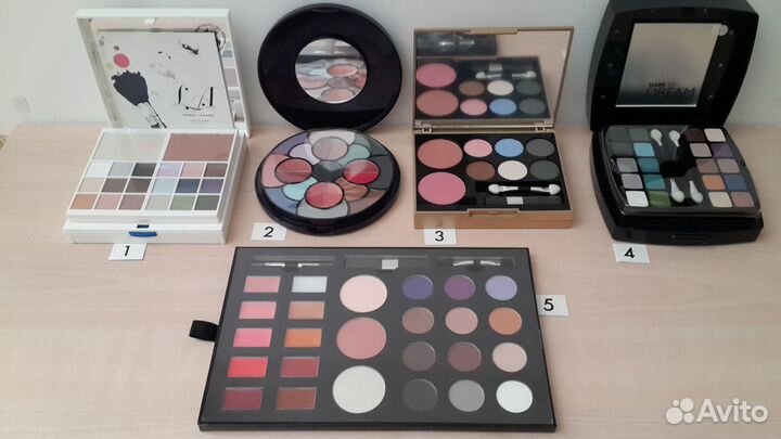 Набор декоративной косметики. Палитра теней помад