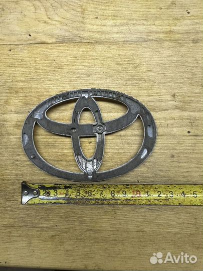 Эмблема (значек) toyota и chevrolet