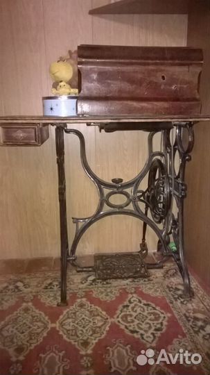 Швейная машина Сингер на станине