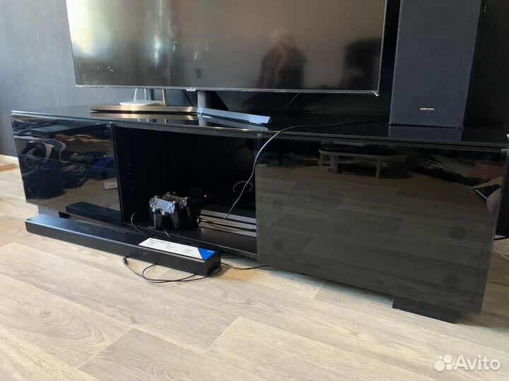 Тумба под телевизор черная (стекло)