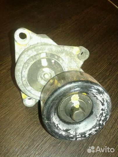 Ролик с натяжителем на Ниссан Премьера