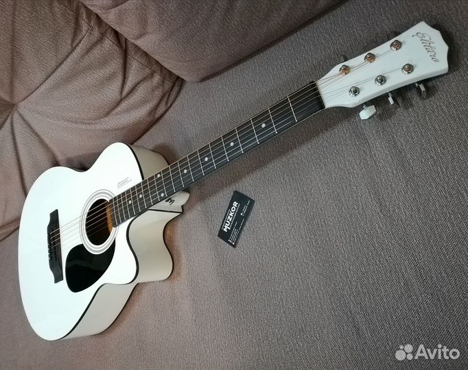 Гитара белая с чехлом