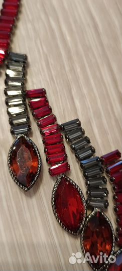 Яркое колье с фианитами гранатового цвета