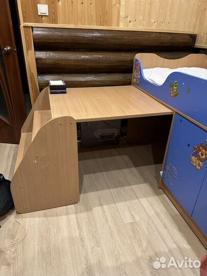 Кровать-чердак со столом, лестницей, шкафчиками
