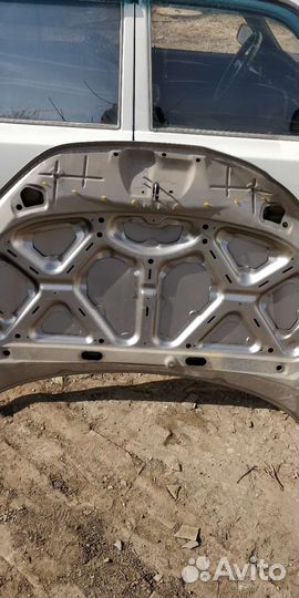 Капот на LADA гранту