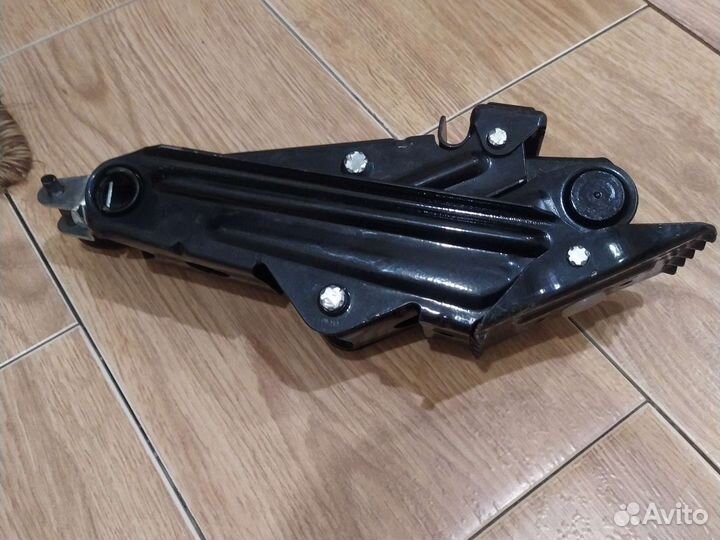 Домкрат механический винтовой