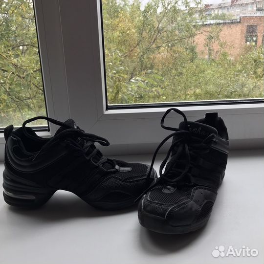 Кроссовки для танцев