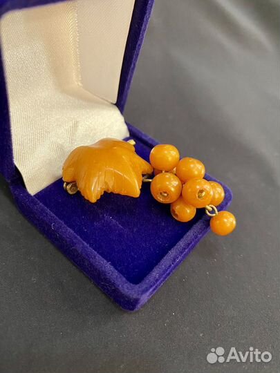 Брошь.Гроздь винограда.Янтарь