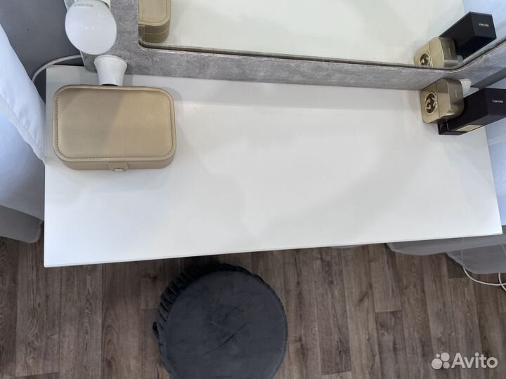 Гримерное зеркало с полочкой икеа и пуфиком