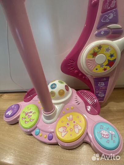 Детская гитара и микрофон