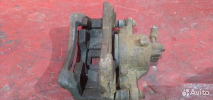 Суппорт передний левый Nissan Almera (N16)