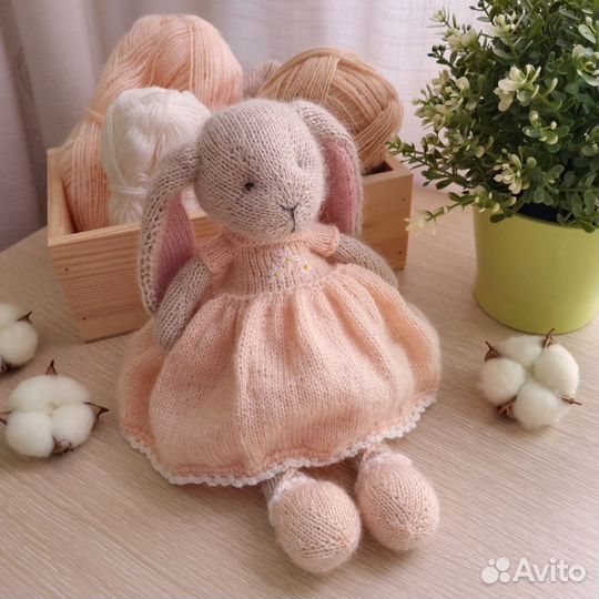 Вязаные игрушки ручной работы Вязаный зайка