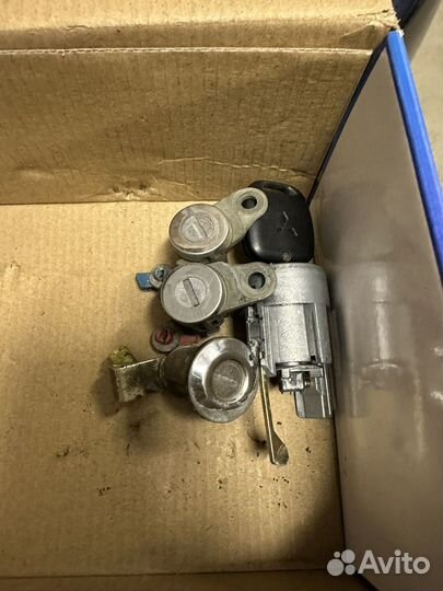 Комплект личинок с ключом от lancer evolution 8