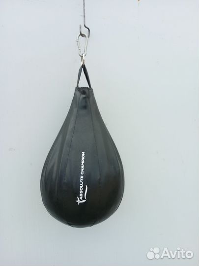 Боксерские перчатки и груша