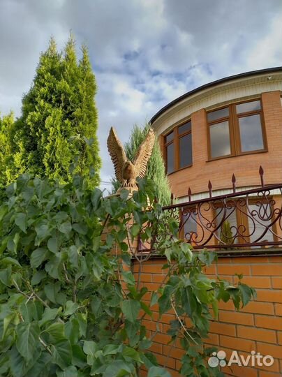 Орел на полушаре скульптура