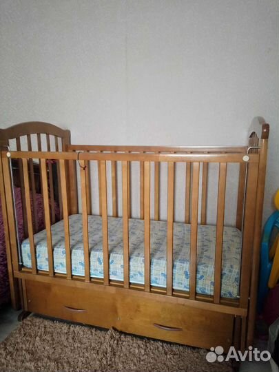 Детская кроватка с маятником