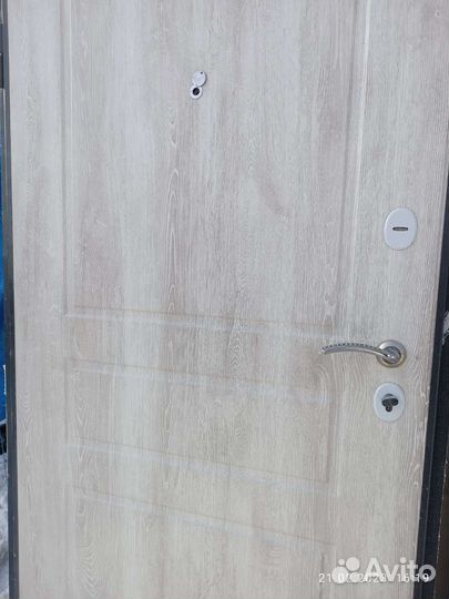 Дверь входная теплая, тяжелая