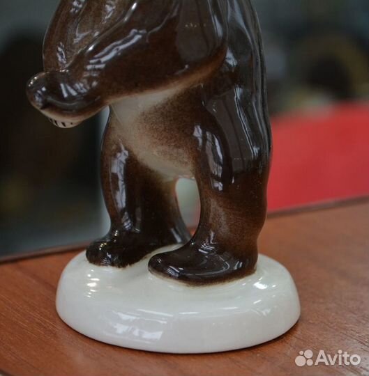 Фарфоровая статуэтка- бурый мишка лфз