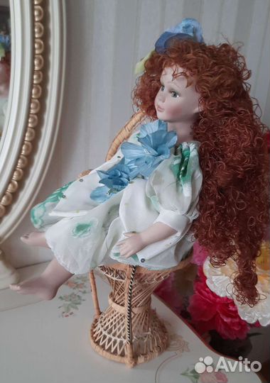 Кукла фарфоровая