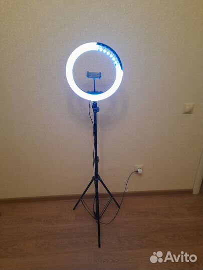 Кольцевая светодиодная лампа со штативом