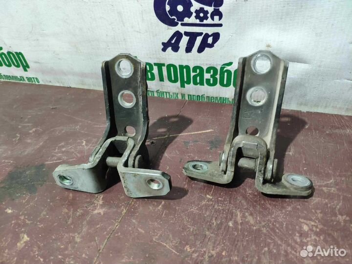 Петли двери передней правой Mitsubishi Pajero 4