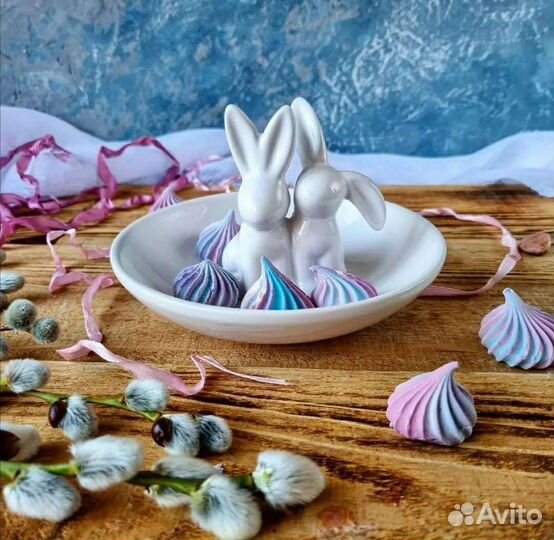 Конфетница с кроликами