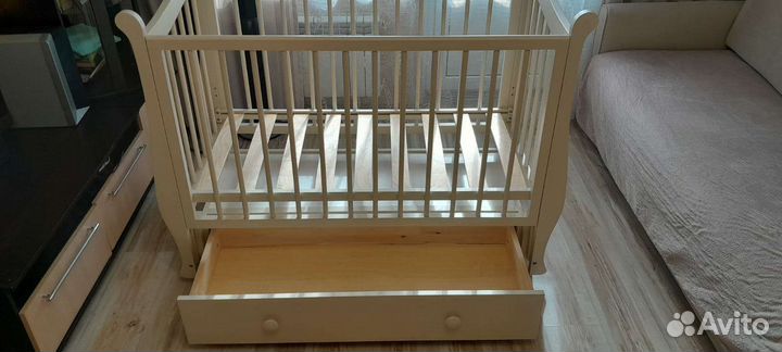 Детская кроватка с маятником и ящиком