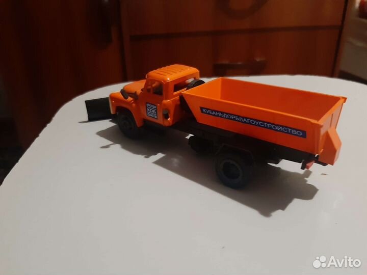 Модель автомобиля 1:43