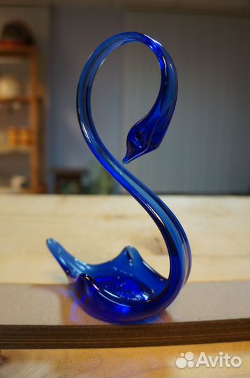 Фигурка лебедь из синего стекла 18,5 см