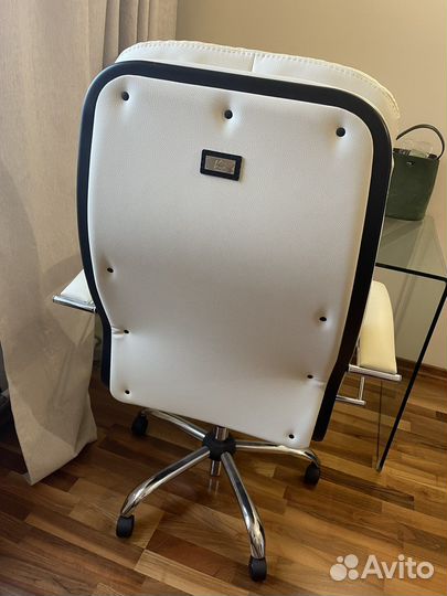 Офисное кожаное кресло белое