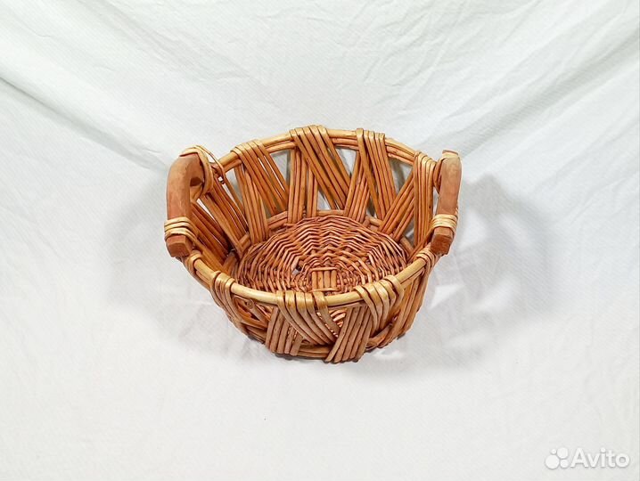 Корзина плетеная для фруктов. Новая