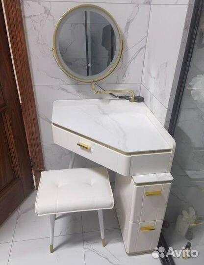 Туалетный столик угловой. Консольный столик