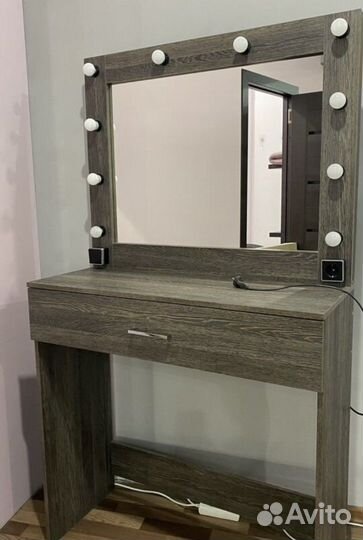 Гримерный стол с зеркалом