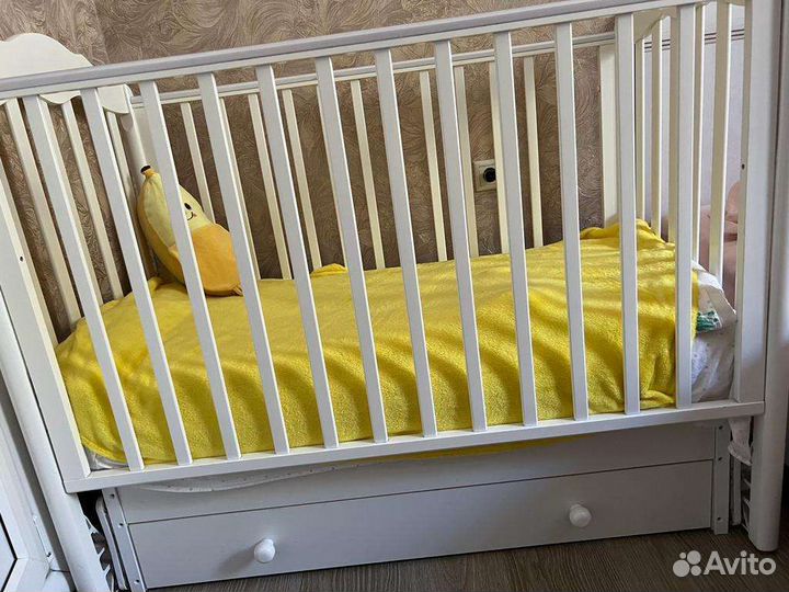 Детская кроватка с продольным маятником