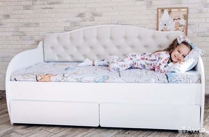 Детская кровать с мягкой спинкой