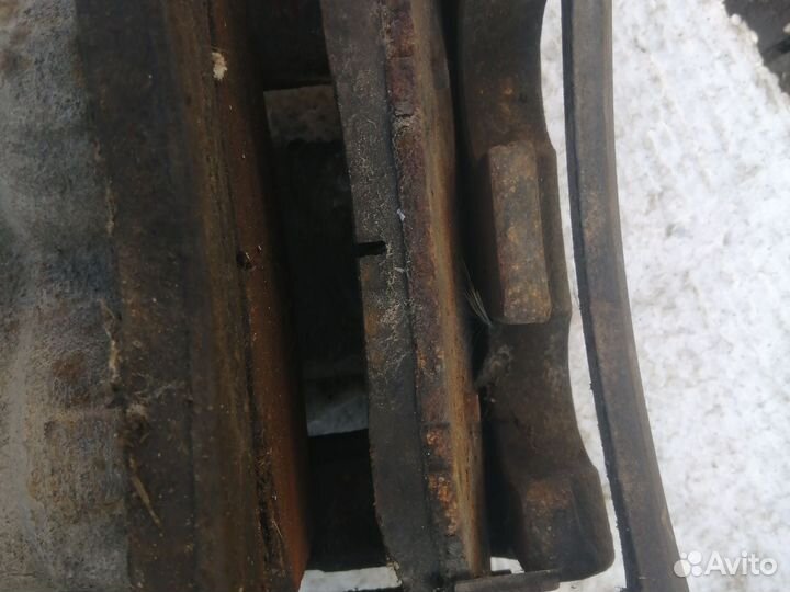 Суппорт передний правый Kia Sorento I BL