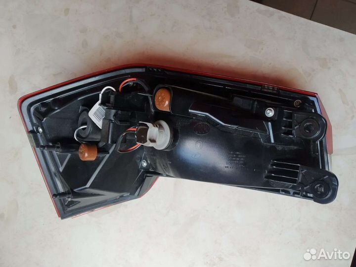 Фонарь skoda rapid задний правый с дефектом