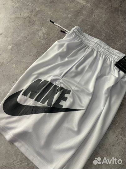 Спортивные шорты Nike белые