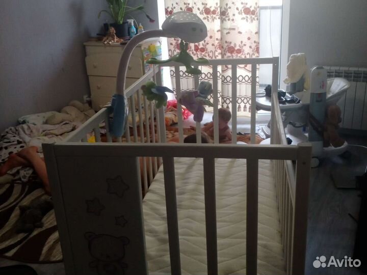 Детская кроватка с маятником белая