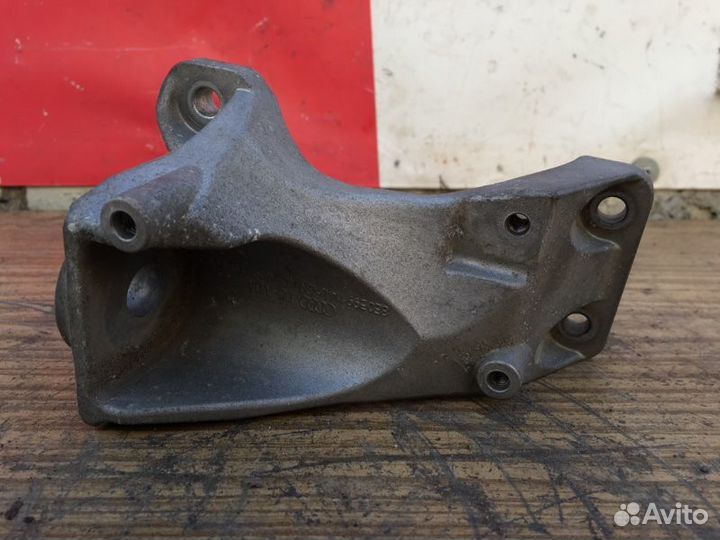 Кронштейн АКПП правый Audi A4 B7 2.0 BWE 2005-2007