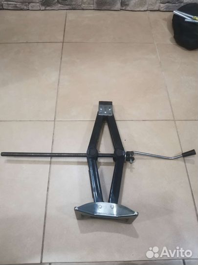 Домкрат механический винтовой