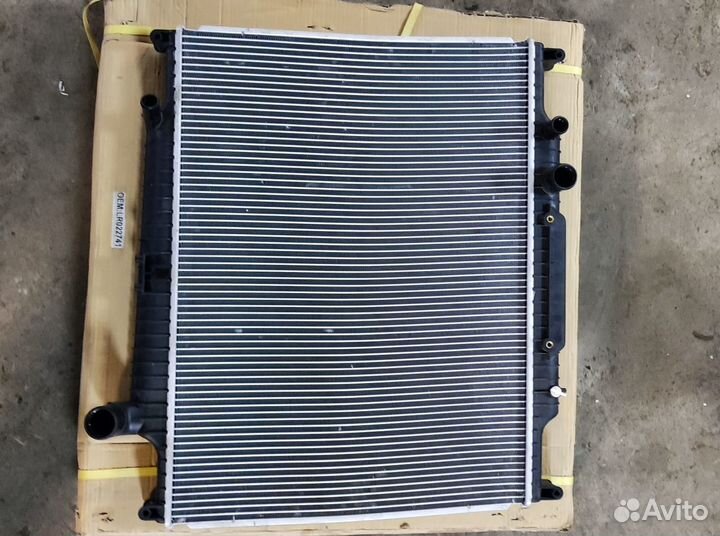 Радиатор охлаждения двигателя Land Rover LR022741