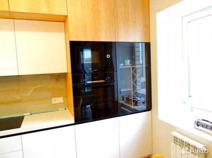 Угловая кухня на заказ до потолка